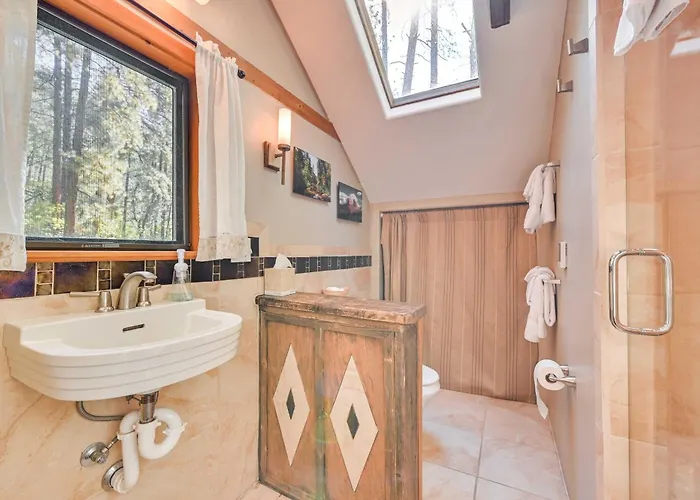 Patio & Mtn Views: Peaceful Retreat Apartment *