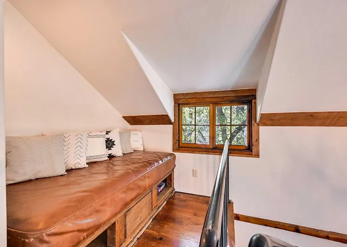 Patio & Mtn Views: Peaceful Retreat *