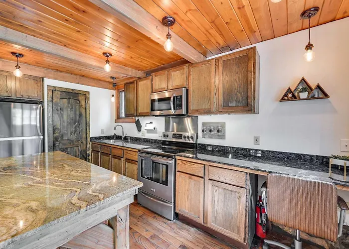 Apartment Patio & Mtn Views: Peaceful Retreat