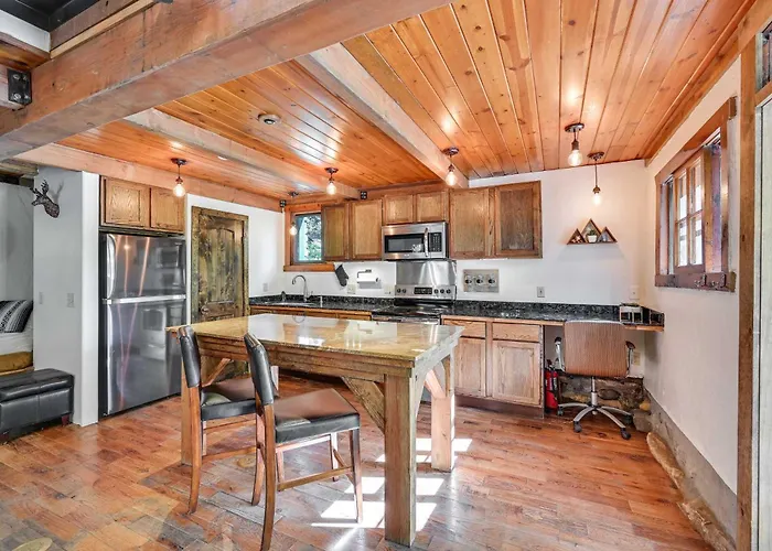 Patio & Mtn Views: Peaceful Retreat Apartment *