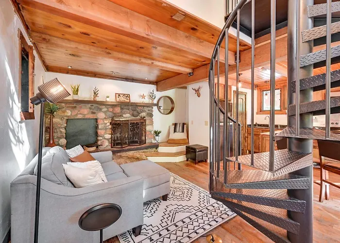 Patio & Mtn Views: Peaceful Retreat *